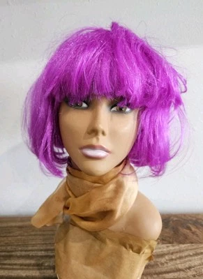 Peruca sintética magenta estilo bob com franjas - Imagem 1 de 4