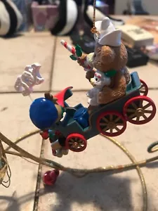ADORNO DE NAVIDAD MÁGICO/NO ENESCO DE MUÉRDALO: TREN DE ALEGRÍA LLENO DE JUGUETES NUEVO - Imagen 1 de 7