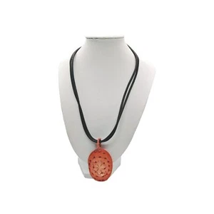 Collar para mujer estilo concha boho colgante color coral con cuerda de cuero marrón - Imagen 1 de 8