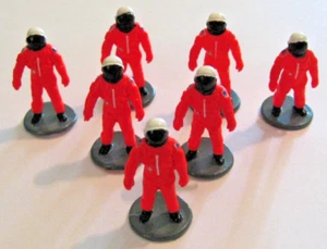 7 moderne Astronauten Mikro Figuren in Space Shuttle Astronautenanzügen, 1 1/2" Zoll - Bild 1 von 1