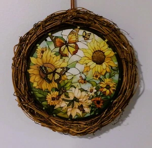 Beleuchtetes rundes Buntglasbild im Weinrebenkranz Sonnenblume und Monarch - Bild 1 von 3