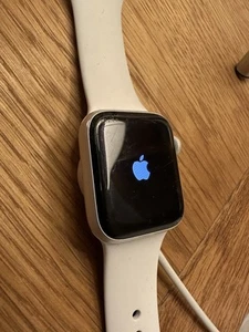 Apple Watch SE 40MM Silver Aluminium Case - Working Order & good used condition - Zdjęcie 1 z 11