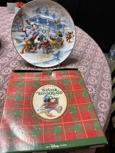 Walt Disney Mickey’s Winter Wonderland Christmas Plate 1996 Mickey Goofy  New - Picture 1 of 5