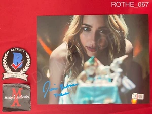 Foto firmada de Jessica Rothe 8x10 Árbol Feliz Día de la Muerte Beckett Certificado de Autenticidad - Imagen 1 de 4