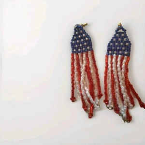 Pendientes colgantes bandera roja azul y blanca hechos a mano trabajo con cuentas - Imagen 1 de 3