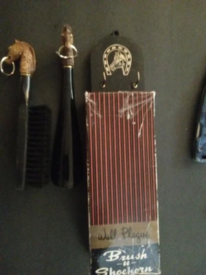 De colección Nuevo En Caja Antiguo Stock Zapatero Y Juego De Cepillos Para Zapatos Con Placa De Pared Estados Unidos Foto 1 de 4