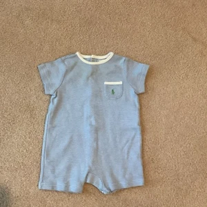 RALPH LAUREN KLEINKIND 6 MONATE EINTEILIGES OUTFIT, TASCHE, BLAU/WEISS GESTREIFT - Bild 1 von 4
