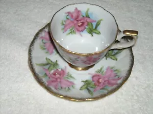 Vintage Tea Cup And Saucer, Floral Design, Gold Rim, Unmarked, Good Condition. - Picture 1 of 9