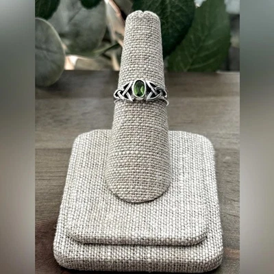 NUEVO CON ETIQUETAS ¡Anillo de plata de ley 925 y peridoto con diseño celta! Tallas 6-10 Foto 1 de 4