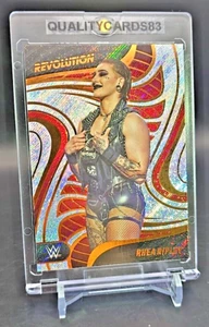 RHEA RIPLEY RAINBOW SPARKLE CARD CON CUSTODIA WWE - Foto 1 di 6