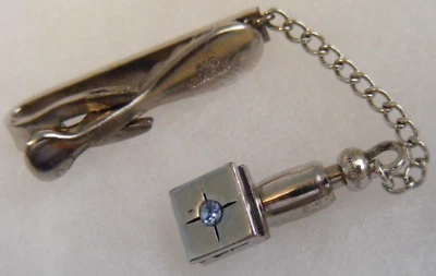 De Colección Hickok EE. UU. Tono Plata Azul Cristal Piedra Corbata Cierre Barra con Botón Cadena Foto 1 de 4