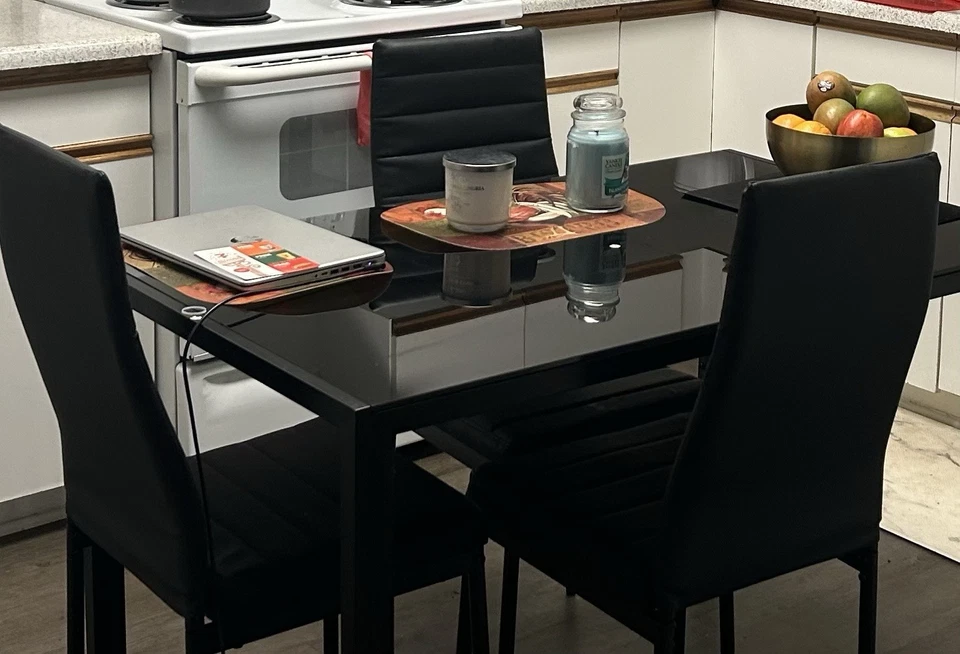 Mesa de comedor de vidrio templado negro 47" y juego de 4 sillas de comedor de cuero sintético negro Foto 1 de 1