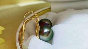 Un par de pendientes redondos perla verde pavo real negro tahitiano 9-10 mm - Imagen 1 de 2