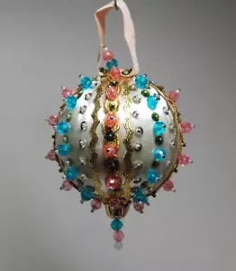 Pallina ornamento natalizio vintage anni 60/70 satinata bianca, rosa e blu con perline 3,5" B14 - Foto 1 di 1