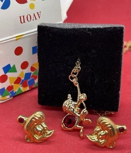 Vintage Avon Kinder Disney Aladdin Abu Ohrringe & Halskette Set rot Edelstein goldfarben - Bild 1 von 4