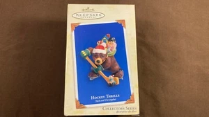 Hockey Thrills Aiutanti di Babbo Natale Hallmark Keepsake Decorazione Albero di Natale 2005 - Foto 1 di 2