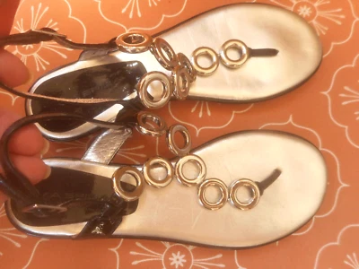 SANDALIA VIA SPIGA CHAROL NEGRO Y PLATA CORREA AL TOBILLO 7,5 M Foto 1 de 4