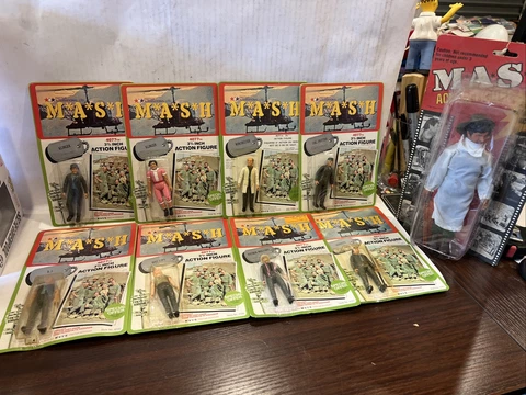 Lot of 8 M*A*S*H  MASH 4077 Figures Excellent Condition Unpunched + BONUS Cover