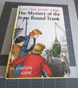 Nancy Drew Mystery of the Brass Bound Trunk Carolyn Keene (Nancy behind a tree) - Imagen 1 de 6