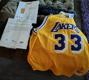 Kareem Abdul-Jabbar Signed Autographed Mitchell & Ness Swingman Jersey HOF '95 - Picture 1 of 11