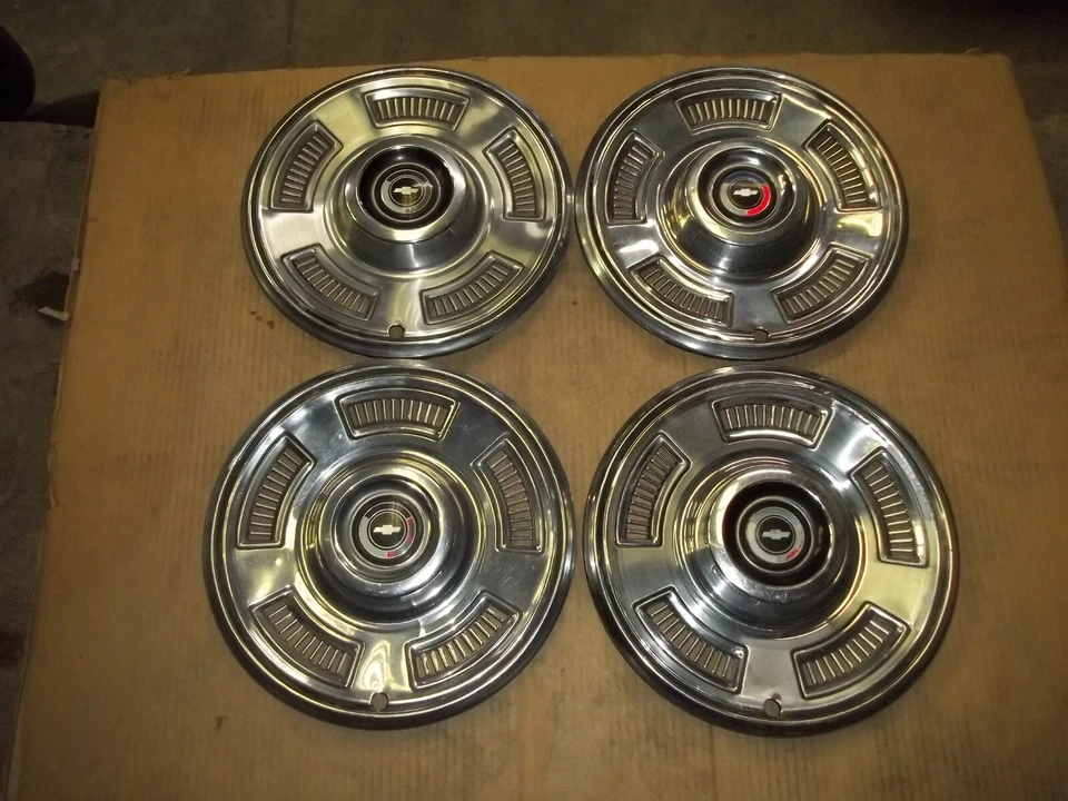 Tapacubos Chevrolet Chevelle 1967 67 cubierta de rueda de llanta tapacubos 14" OEM USADO 3006 SET Foto 1 de 4