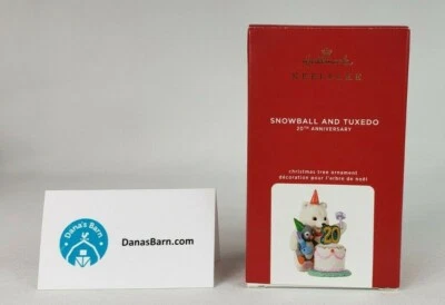 Hallmark Keepsake Ornament 2020 ~ BOLA DE NIEVE Y ESMOQUIN 20 ANIVERSARIO Foto 1 de 4