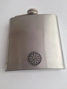 Pequeño emblema de tablero de dardos S18 en un matraz de cadera de acero inoxidable de 6 oz - Imagen 1 de 1
