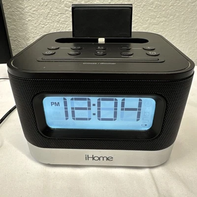 iHome Model iPL8 Stereo FM Clock Radio With Lightning Dock for iPhone TESTED - Image 1 of 4