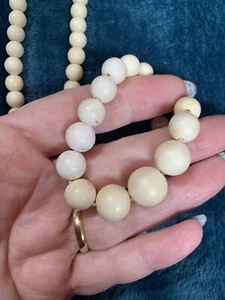 Vintage Perlenkette creme abgestufte Perlen vielleicht Lucite? seltene Schraubbefestigung - Bild 1 von 4