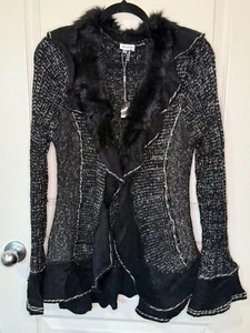 Sioni Studio Strickjacke XL Pullover Damen schwarz Kunstfellkragen Rüschensaum Y2K Neu mit Etikett - Bild 1 von 6