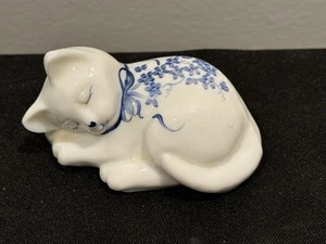 Fenton Milk Glass Sleeping Cat Mint With Sticker - Picture 1 of 5
