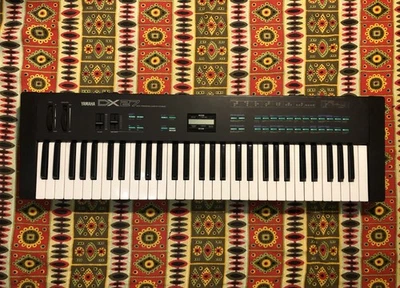 Yamaha DX-27 Digital Polyphonic Programmable Algorithm FM Synthesizer (DX100) - Bild 1 von 4