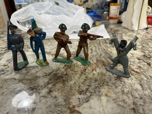 5 Vtg Metal Figures Farmer,Marine,Scarecrow,2 Solders  - Bild 1 von 19