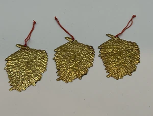 Adorno de cono de pino de Navidad de latón de 3 departamentos 56 con cinta roja de 4" - Imagen 1 de 4