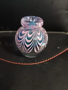 1991 David R Boutin Kunstglas rosa/blau gezogene Feder Vase Künstler signiert EUC - Bild 1 von 3