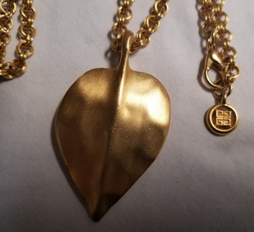 Collana Vintage Givenchy Oro Pl Catena 36" Ciondolo Foglia Testurizzata Opaca 2 3 4" #152