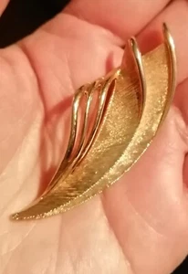 Spilla vintage grande dichiarazione foglia brillante e texture tono oro - Foto 1 di 3