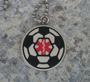 KOSTENLOSE GRAVUR (PERSONALISIERT) Medizinische Warnung ID Halskette Fußball Ball - Bild 1 von 4
