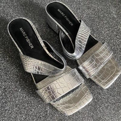 Sandalias Marc Fisher Tacones Bajos Talla 7 M Plateadas Diseño Serpiente Cuadradas Playa Glamour Foto 1 de 4