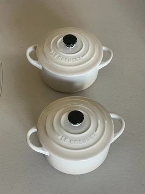 2 LE CREUSET STONEWARE LIDDED MINI PETITE COCOTTE CASSEROLE IN MERINGUE 8 OZ - Image 1 of 4