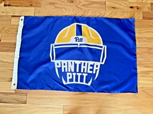 Insegna Striscione Pitt Panthers Bandiera Calcio Blu Giallo 2'x3' Bandiera Cortile Prato NUOVO - Foto 1 di 4