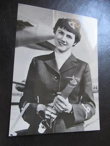 AK Messe-Flughafen Leipzig,Stewardeß Bärbel,Deutsche Lufthansa Briefmarke,um1957 - Picture 1 of 1