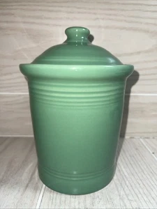Fiesta Pequeño Bote Verde con Tapa y Sello Fiestaware Estilo Retirado - 1 Cuarto - Imagen 1 de 9