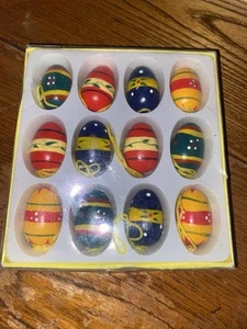 🌟Juego de 12 mini decoraciones colgantes de huevos de Pascua de madera Gisela Graham - Imagen 1 de 13