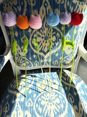 Decoración de flores de tulipán de ganchillo hecho a mano Foto 1 de 3