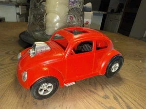 VINTAGE 1970 Hawk Model Co. Volkswagen VW Maggiolino Bug Plastica Giocattolo Auto Rosso LEGGI - Foto 1 di 6
