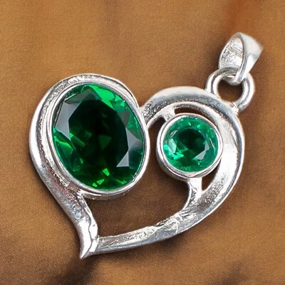 Colgante en forma de corazón de plata de ley 925 con piedras preciosas verdes esmeralda creado en laboratorio FT Foto 1 de 4