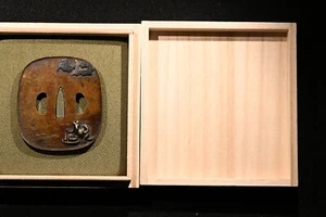 Tsuba Japanese antique brass Mumei Raccoon watching the moon design Edo era - Picture 1 of 5