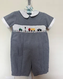 Mameluco de guinga calado boutiques de carruaje vintage con camiones, autos talla 18 meses - Imagen 1 de 7
