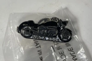 SPILLA CAPPELLO BAVERO MOTO HONDA Riders Club of America HRCA 2004 - Foto 1 di 2